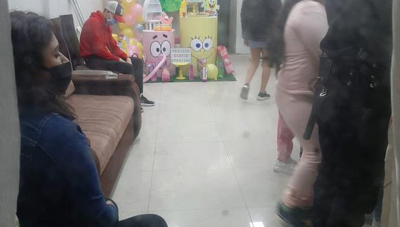 Varios niños jugaban juntos en la fiesta infantil.