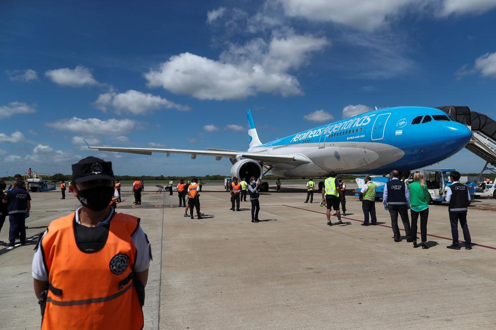 El avión de la estatal Aerolíneas Argentinas procedente de Rusia, que carga la segunda remesa de la vacuna Sputnik-V, aterrizó este sábado en el Aeropuerto Internacional de Ezeiza, en la provincia de Buenos Aires. (Texto: EFE / Foto: Reuters).