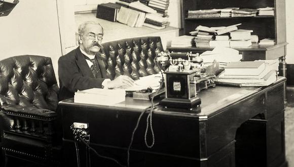 Ricardo Palma en su oficina.