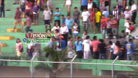 Policía empuja a hincha desde tribuna en el estadio de Pucallpa. (Captura)