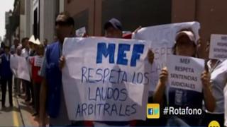 Trabajadores del Reniec protestan frente al MEF por presunto recorte de presupuesto [VIDEO]