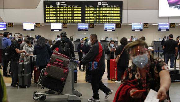 La norma establece la prórroga de la suspensión de los vuelos para los pasajeros no residentes provenientes de Sudáfrica. (Foto: EFE)