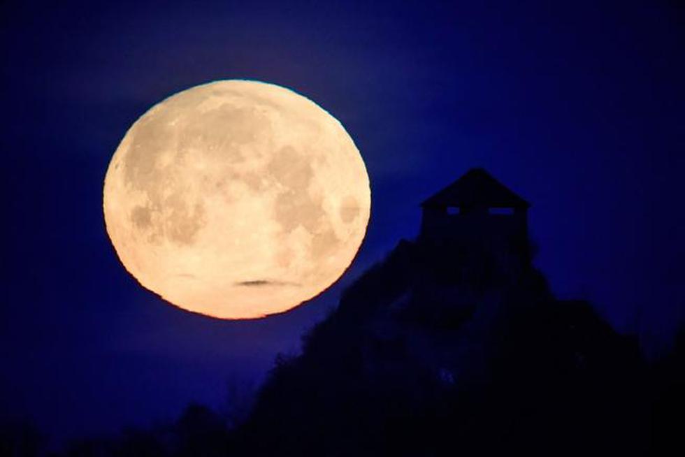 Silueta del Fuerte Salgo con la superluna de fondo, en Salgotarjan, cerca de Budapest, Hungría, este 31 de enero. (EFE)