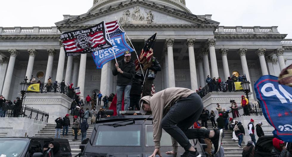 Los partidarios del presidente Donald Trump protestan frente al Capitolio de los Estados Unidos el 6 de enero de 2021 en Washington, DC. Los manifestantes violaron la seguridad y entraron a sus instalaciones. (Foto: Alex Edelman / AFP)