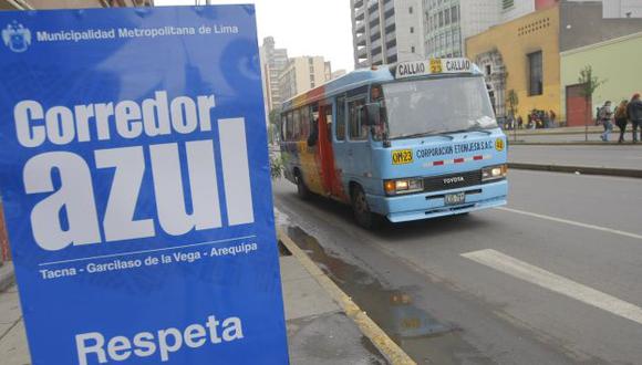 Varias cústers burlan los controles de la comuna e ingresan al Corredor Azul. (Mario Zapata)