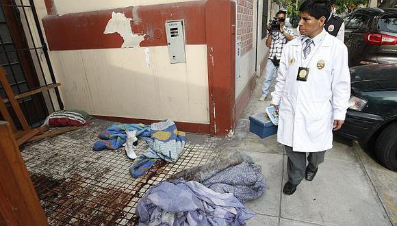 La Policía llegó a la escena del crimen para recoger evidencias. (Perú21)