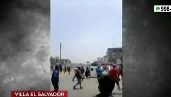 Tres fiscalizadores de control de tránsito fueron heridos tras enfrentamiento con mototaxistas informales en Villa El Salvador. (Captura: América Noticias)