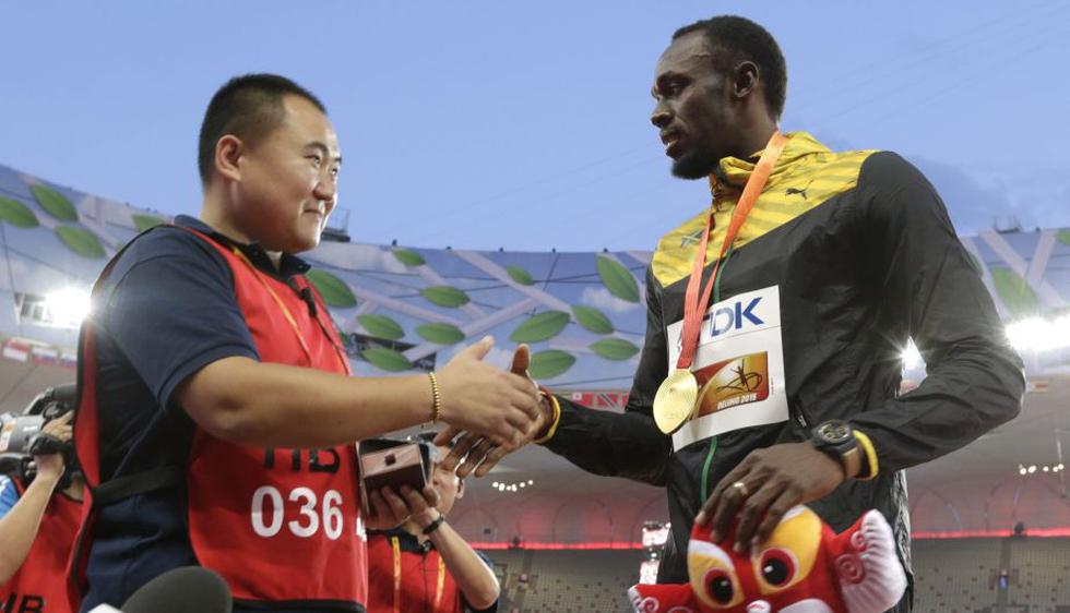 Usain Bolt recibió un regalo a modo de disculpa del camarógrafo que lo atropelló. (EFE)