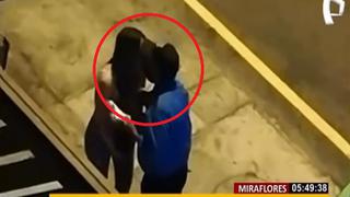 Sereno de Miraflores interviene a mujer, pero en vez de colocarle una multa se baja la mascarilla y la besa [VIDEO]
