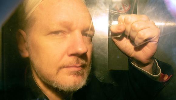 En esta foto de archivo tomada el 1 de mayo de 2019, el fundador de WikiLeaks, Julian Assange, llega a la corte en Londres para ser sentenciado por violar la libertad bajo fianza. (Foto de Daniel LEAL / AFP)