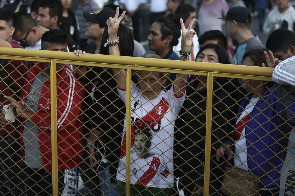 Así esperan los hinchas la llegada de Paolo Guerrero. (César Campos/Perú21)