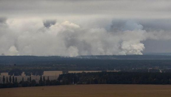 El humo se eleva después de un incendio y explosiones en el depósito de municiones del Ministerio de Defensa de Ucrania en la región oriental de Chernigov, Ucrania. (Foto: Reuters)