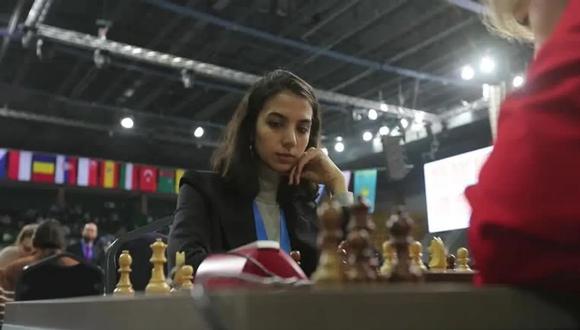 La jugadora iraní de ajedrez Sara Khademalsharieh en Almaty, Kazajistán, el 28 de diciembre. (Foto de Reuters)