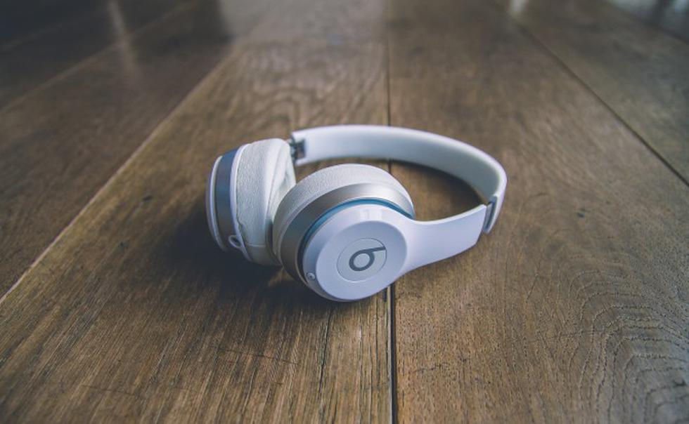 Si bien hace algunos años Apple lanzó al mercado sus audífonos inalámbricos conocidos como AirPods, ahora estaría pensando en sacar sus propios auriculares inalámbricos 'over ear' (sobre la oreja). (Getty)