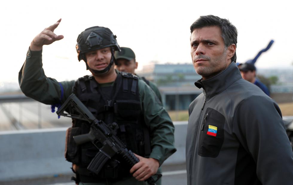 Grupo de militares rebeldes liberó al líder opositor Leopoldo López.