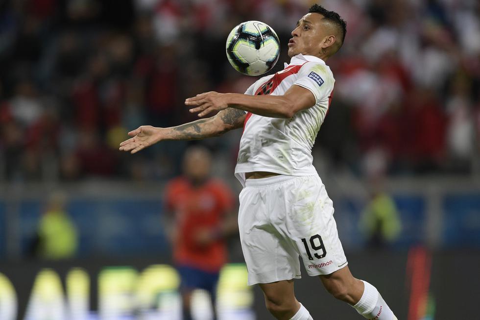Perú vs. Brasil: Yoshimar Yotún le alza la cabeza a Luis Abram en un gran gesto de compañerismo (AFP)