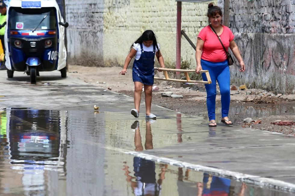 Aniego de aguas servidas afecta calles y viviendas en Villa Marina en Chorrillos. (Alessandro Currarino/GEC)