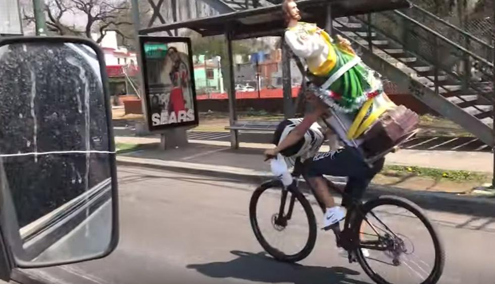 El protagonista del video viral manejaba su bicicleta con total normalidad. (YouTube: ViralHog)