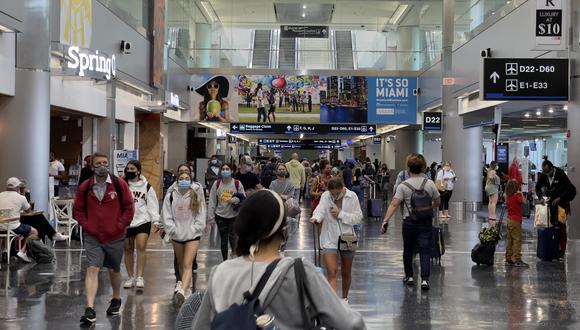 Pasajeros y otras personas caminan en el Aeropuerto Internacional de Miami (MIA) el 1 de agosto de 2021 en Miami, Florida. (Foto: Daniel SLIM / AFP)