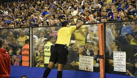 El árbitro peruano Diego Haro tuvo un nombre gesto con pequeño hincha de Boca Juniors. (Foto: Twitter @BOCASocialcabj)