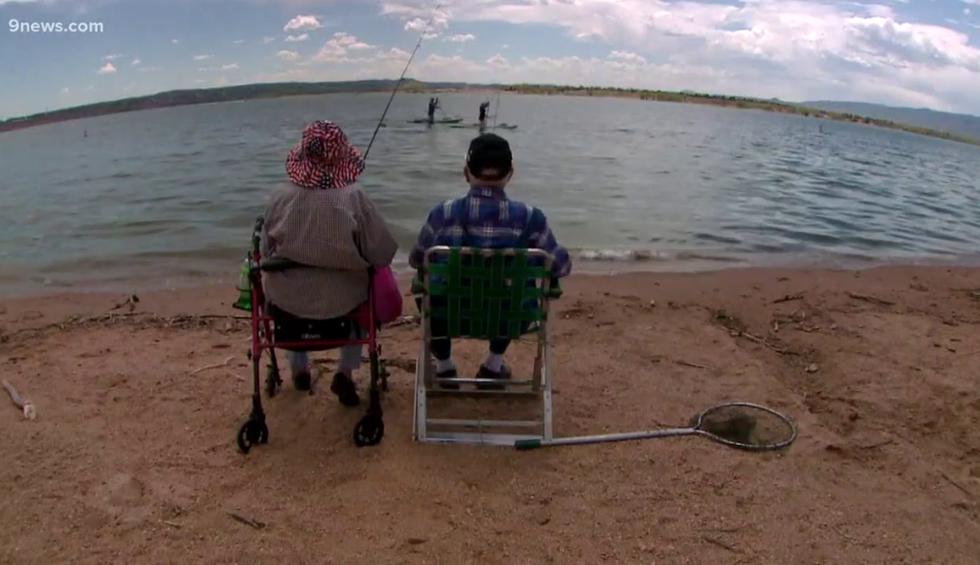 Un anciano de 104 años y su novia de 94 pasan sus días pescando a la orilla de un río. (Fotos: 9NEWS en YouTube)