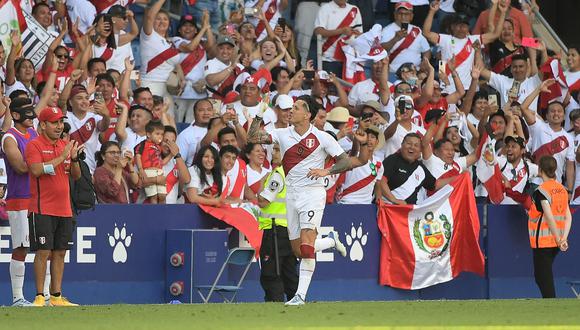 Gianluca Lapadula celebra con la hinchada peruana su gol ante Nueva Zelanda, mientras le ovacionan y aplauden.