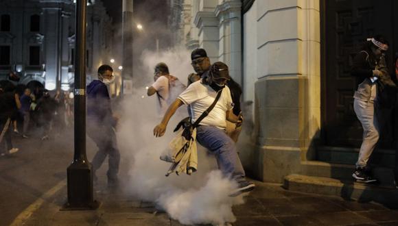 Manifestantes se enfrentan a la Policía en el Centro de Lima en diciembre de 2021. (Foto: Joel Alonzo/ @photo.gec)