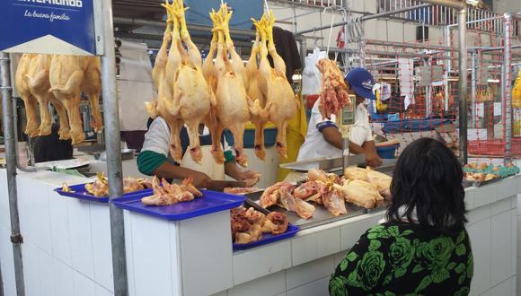 Precio del pollo por las nubes, se vendió a S/8.50 en el Mercado Central. El alza de3l dólar pasa la factura. (Foto: GEC)