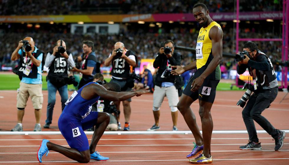 Momentos en los que Gatlin se inclina ante Usain Bolt. (Foto: Reuters)