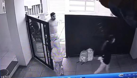 En las imágenes se aprecia al hombre aprovechar el descuido para llevarse al niño de la puerta de su casa. (YouTube)