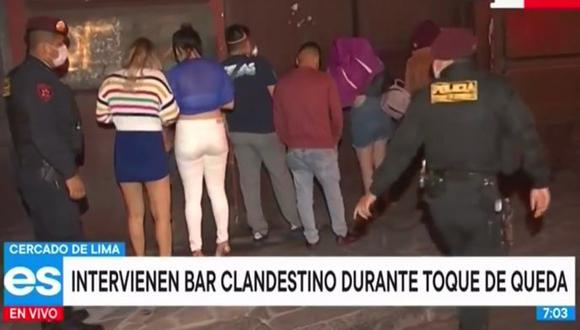 De acuerdo con TV Perú, este bar clandestino atendía en pleno toque de queda y en el interior no se respetaban las medidas de seguridad dadas por el Ministerio de Salud (Minsa). (Foto: Captura Tv Perú)