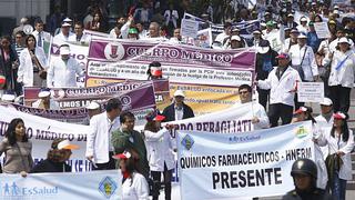Gobierno ofrece mejorar sueldos a médicos en huelga