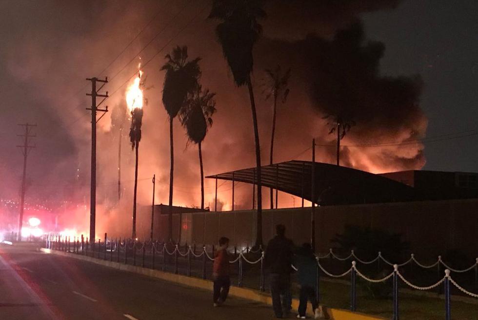 Incendio de grandes proporciones en Chorrillos amenaza dos colegios. (@alvinaruiza)