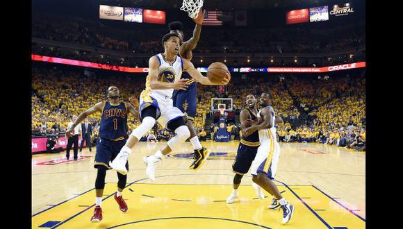 Stephen Curry acerca a los Warriors al anillo tras superar a los Cavaliers (Reuters)