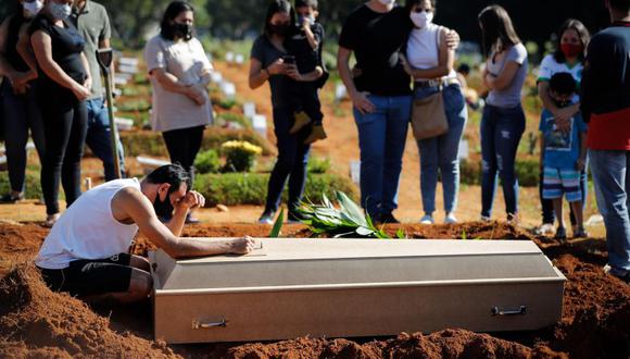 El total de muertes causadas por la pandemia del COVID-19 en Brasil se eleva ahora a 310.550. (EFE/ Fernando Bizerra)