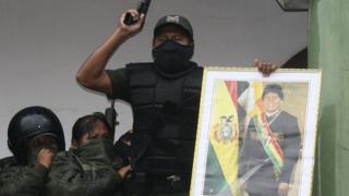 Bolivia: Diálogo entre policías amotinados y gobierno se estanca