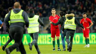 Fanático roba beso a Cristiano Ronaldo durante el Portugal-Holanda [VIDEO]