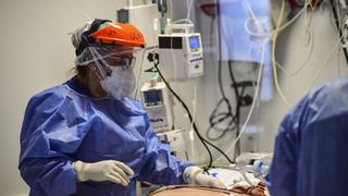 Un enfermero que había recibido dos dosis de la Sputnik V muere de coronavirus en Argentina