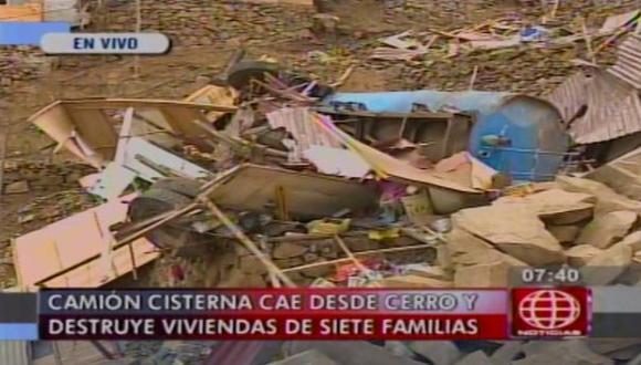 Camión cisterna cayó desde cerro y destruyó 7 viviendas. (Captura de TV)