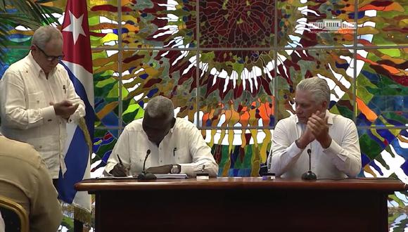 Un video de la Presidencia cubana mostró a Díaz-Canel aplaudiendo junto a otras autoridades del país al conocer, durante una reunión, los resultados de la consulta por el Código de las Familias. (Foto de YouTube/Presidencia Cuba)
