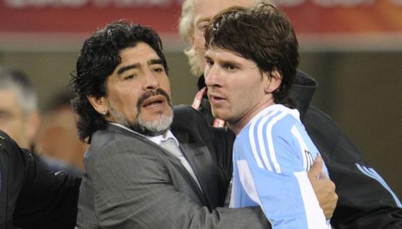 Diego Maradona pidió que dejen en paz a Lionel Messi. (AFP)