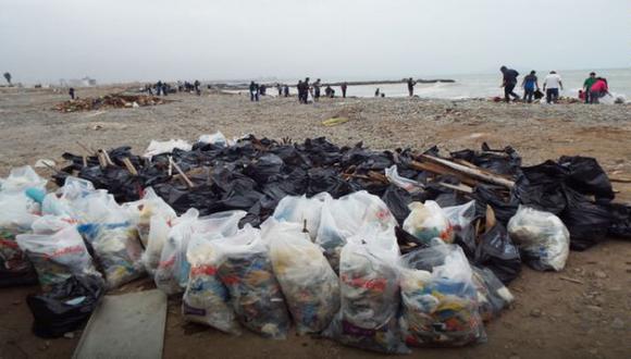 Activistas recogieron más de 20 toneladas de basura en playa Carpayo. (Andina)