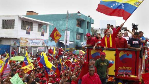 EN CARABOBO. Debido al cáncer que padece, Hugo Chávez hizo recorrido encima de un camión. (Reuters)