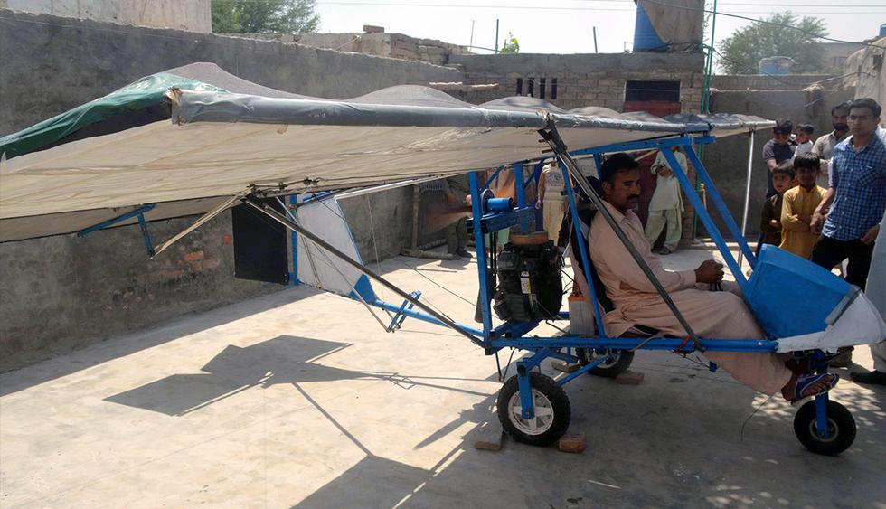 Muhammed Fayaz vuelve a montar su pequeño avión casero en el patio de su casa, después de que la policía lo pusiera en libertad, en una localidad de Arifwala, próxima a Multan (Pakistán). (EFE)