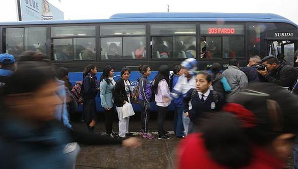 Corredor Azul: Pasajeros esperan para subir a los buses. (USI)