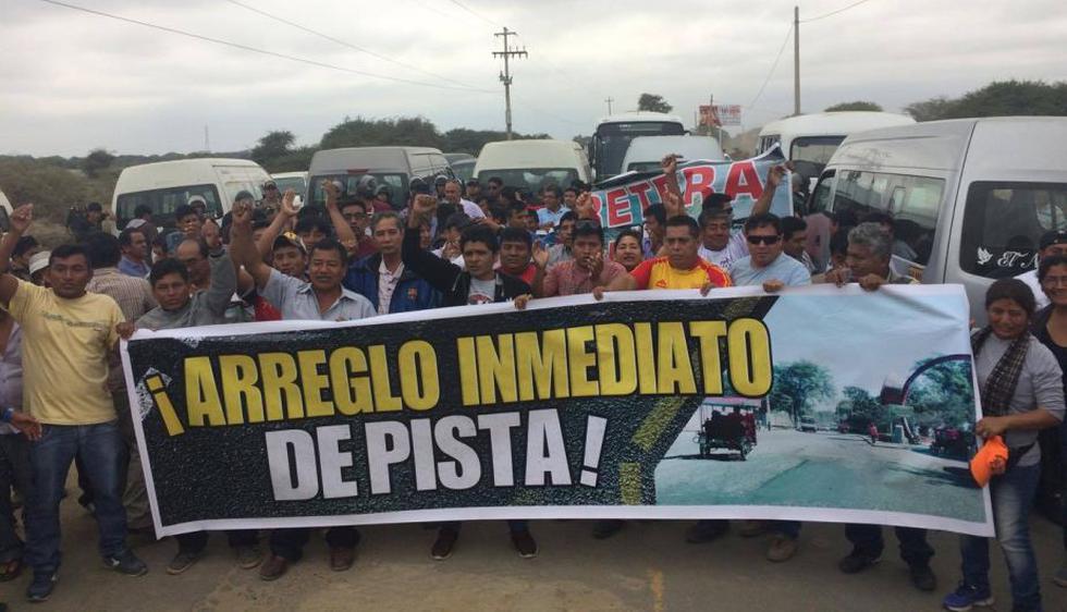 Transportistas exigen la rehabilitación de la vía Piura-Catacaos, dañadada por el temporal. (Jorge Merino)