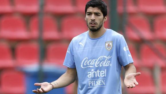 Suárez no jugará nueve partidos ni podrá ejercer actividad profesional por cuatro meses. (AP)