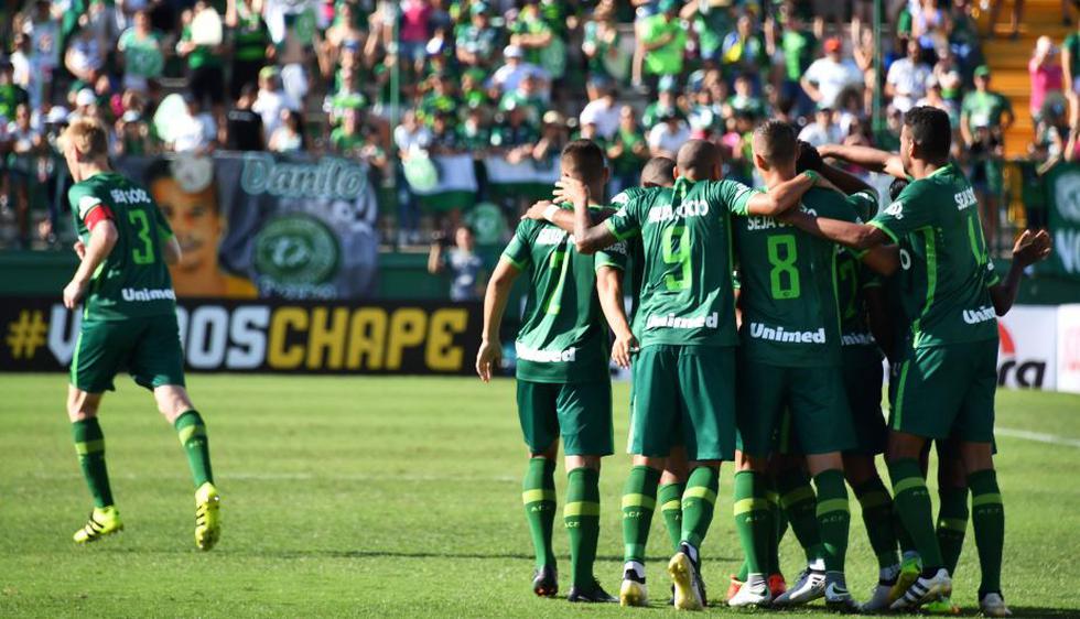 Chapecoense empató 2-2 ante Palmeiras en su primer partido tras la tragedia. (AFP)