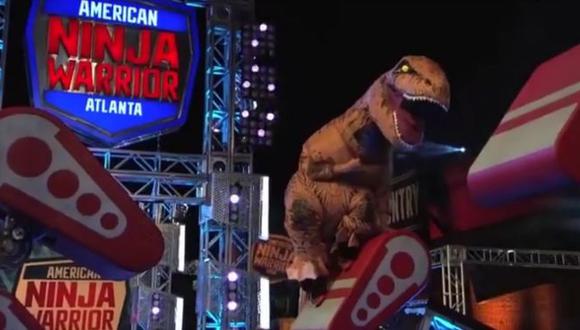 Mira cómo este T-Rex se balancea en el aire para completar el circuito ninja. (YouTube/AmericanNinjaWarrior)