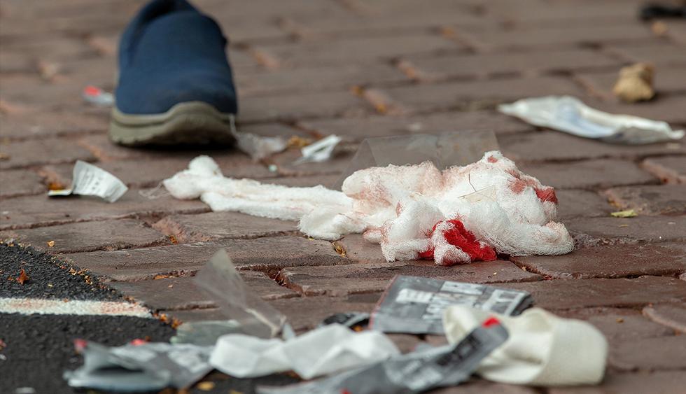 Vendas con restos de sangre y un par de zapatos yacen en el suelo después de que al menos 40 personas murieran en un tiroteo en dos mezquitas en la ciudad de Christchurch, Nueva Zelanda. (EFE)